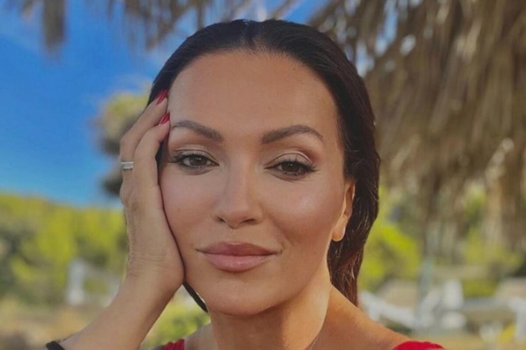 Gore drustvene mreze: Pjevacica skinula previse u 50-tim godinama pa pokazala svog keca u rukavu! (foto)